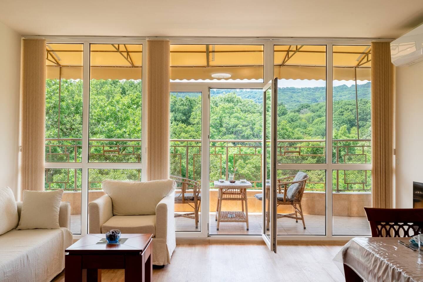 Arc Stay 57 — Facing the nature park